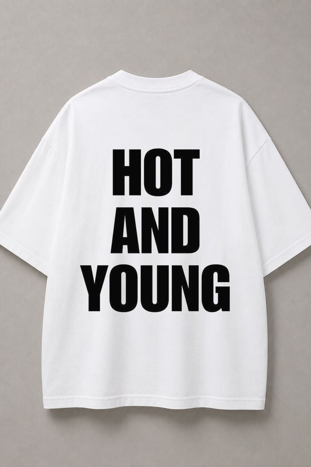 DSTRKT Hot and Young unisex oversize beyaz tişört